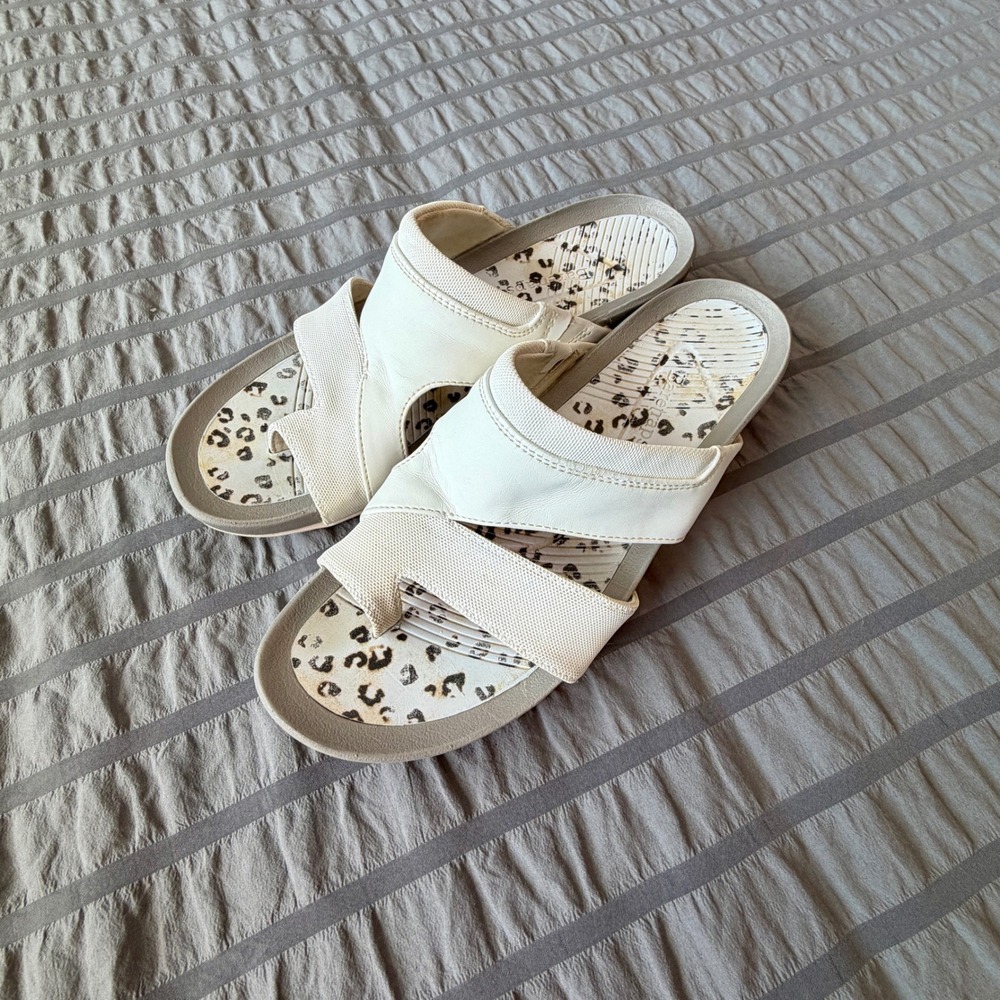 Baretraps Andred Cream Leopard Print Toe Loop Slide Sandals Womens 8.5M